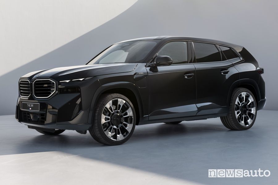 Vista di profilo BMW XM Black