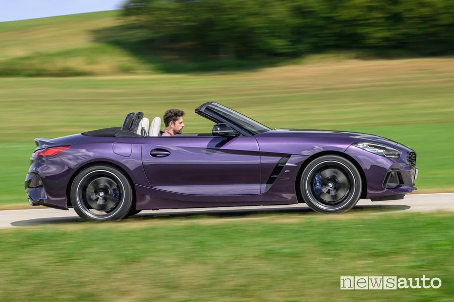 Vista laterale BMW Z4 M40i su strada