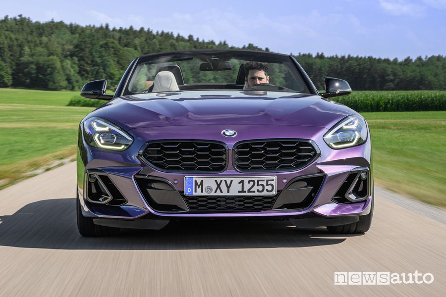 Vista frontale BMW Z4 M40i su strada