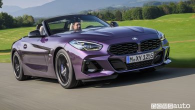 Vista di profilo BMW Z4 M40i su strada