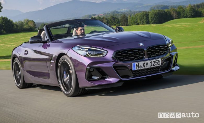 Vista di profilo BMW Z4 M40i su strada