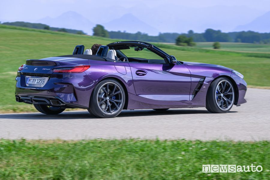 Vista laterale BMW Z4 M40i su strada