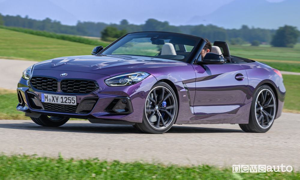 Vista di profilo BMW Z4 M40i su strada