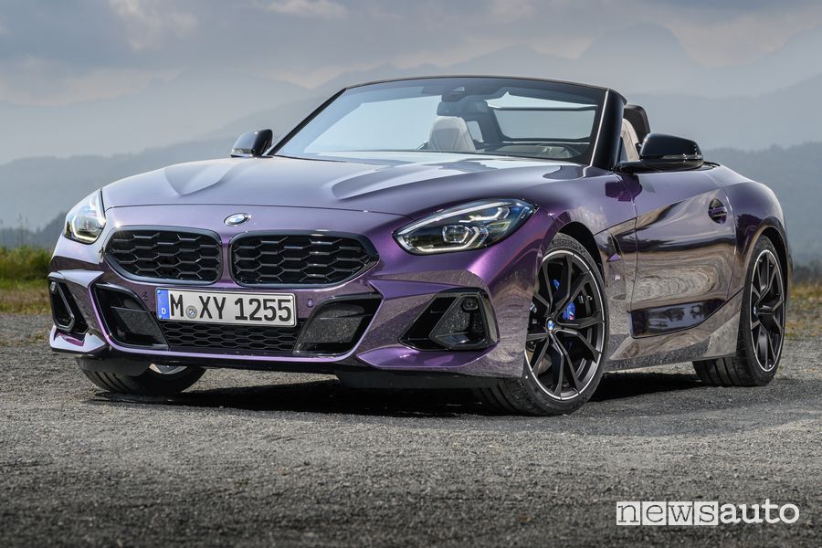 Vista di profilo BMW Z4 M40i