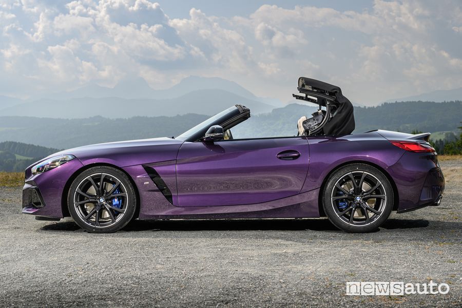 Vista laterale BMW Z4 M40i apertura capote