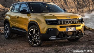 Vista di profilo Jeep Avenger B-SUV elettrico