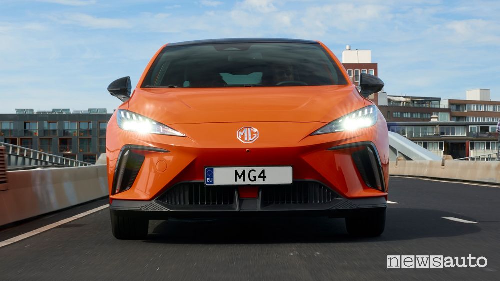 Vista anteriore MG4 Electric su strada