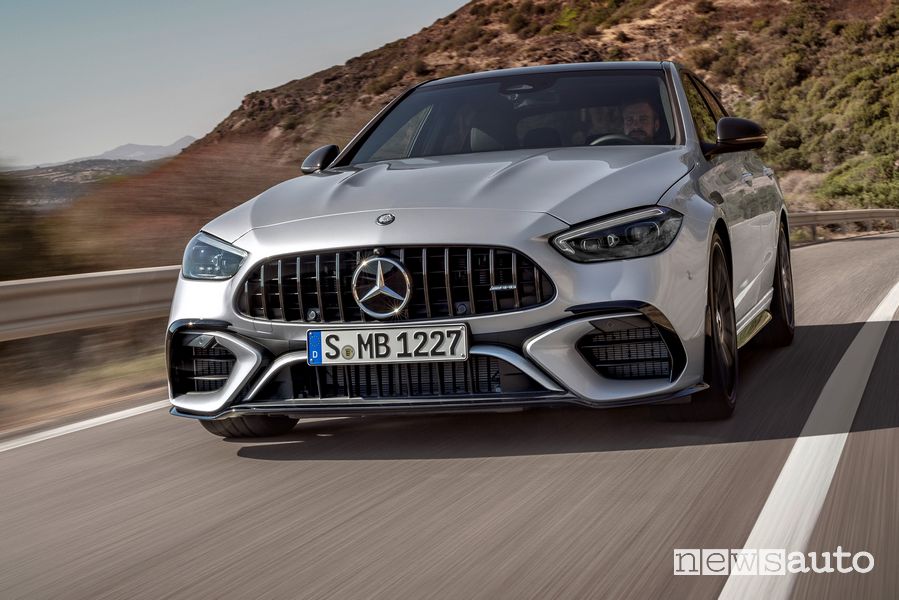 Vista frontale Mercedes-AMG C 63 S E Performance su strada