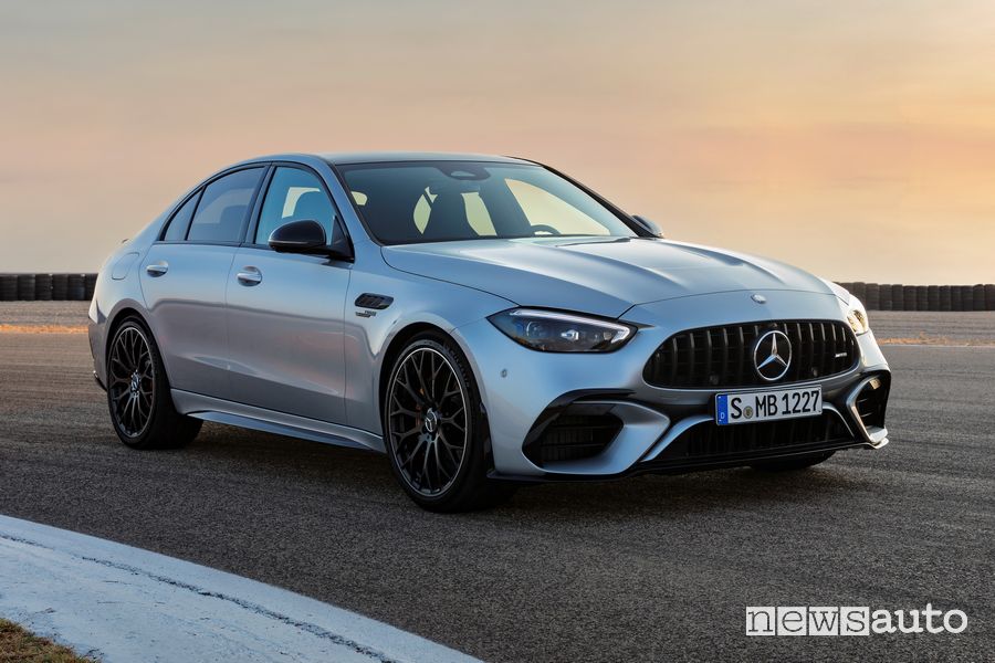 Vista di profilo Mercedes-AMG C 63 S E Performance