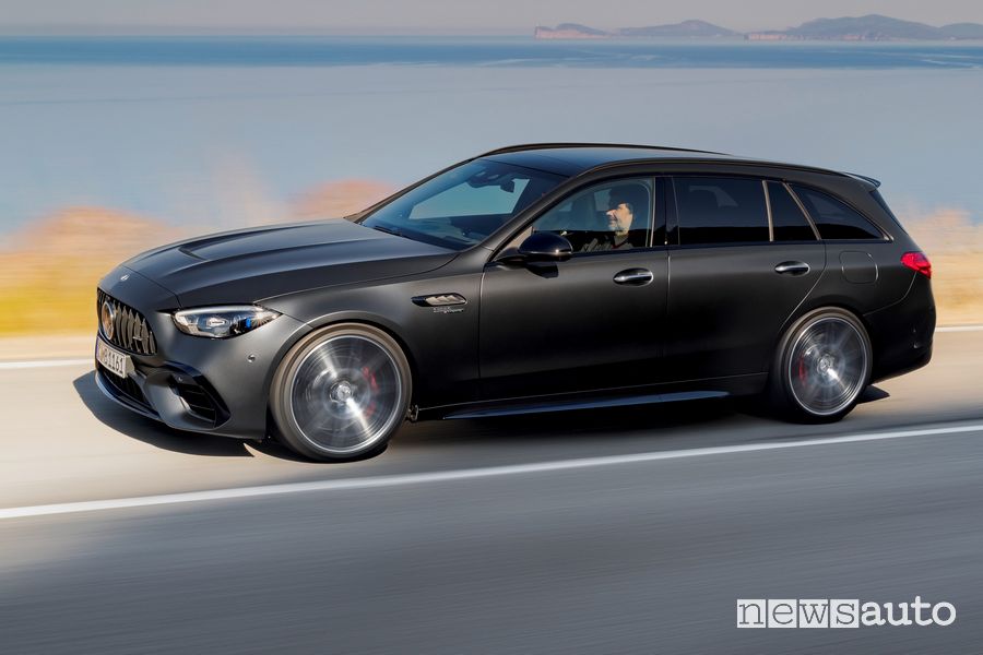 Vista laterale Mercedes-AMG C 63 S E Performance Wagon su strada