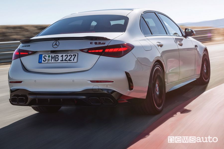 Vista posteriore Mercedes-AMG C 63 S E Performance in pista