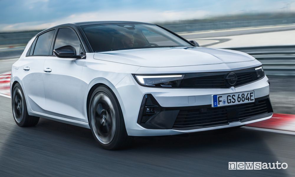 Vista di profilo nuova Opel Astra GSe in pista