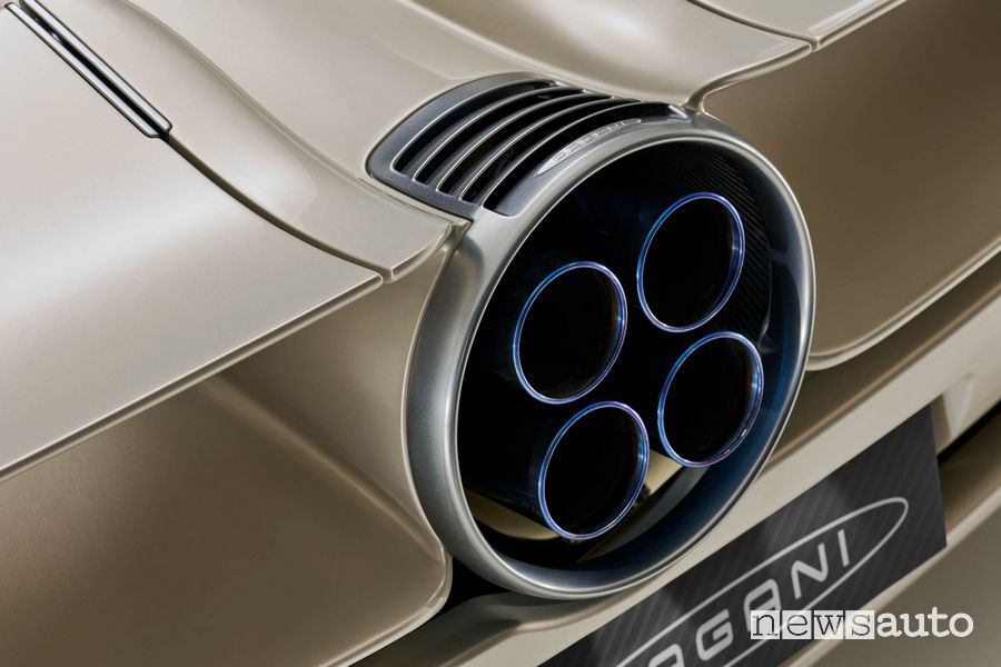 Quattro tubi di scarico in titanio Pagani Utopia