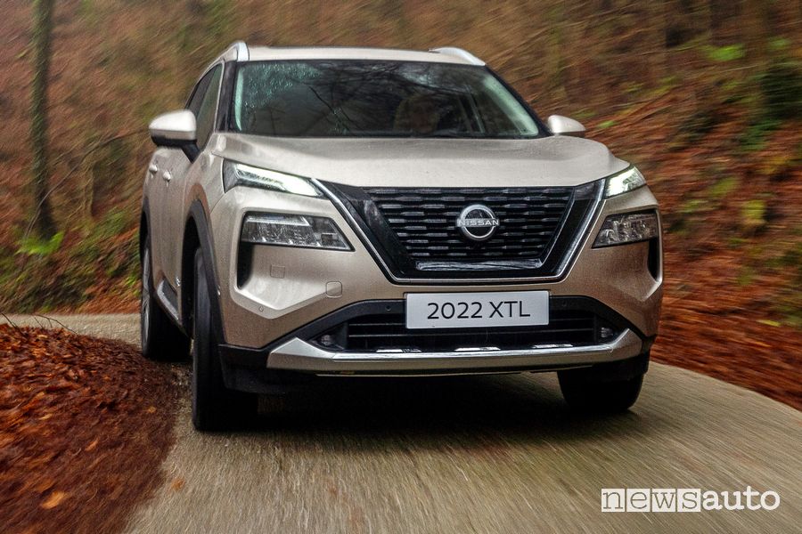 Vista anteriore Nissan X-Trail in movimento