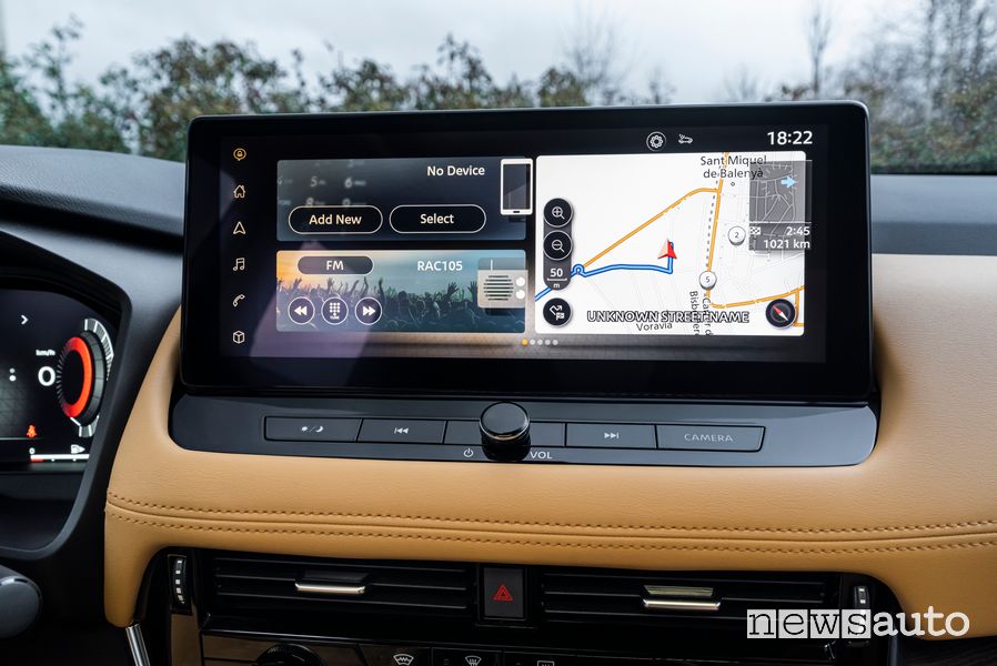 Navigatore display infotainment abitacolo Nissan X-Trail