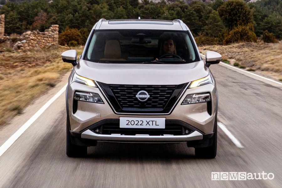 Vista frontale Nissan X-Trail su strada