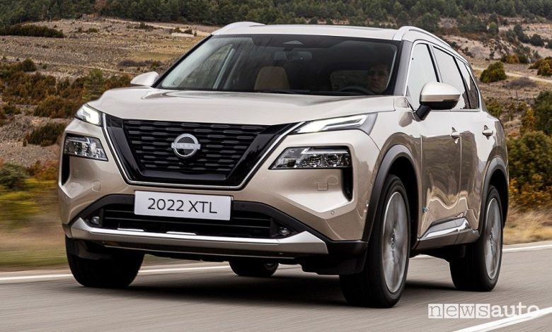 Vista di profilo Nissan X-Trail su strada