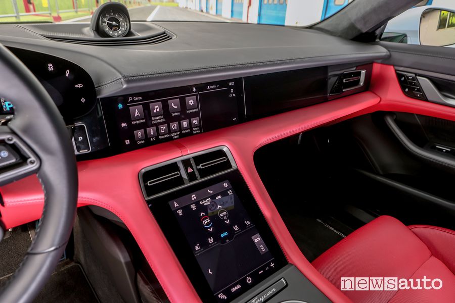 Plancia infotainment abitacolo Porsche Taycan S Cross Turismo