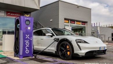 Porsche Taycan S Cross Turismo in ricarica rapida Enel X