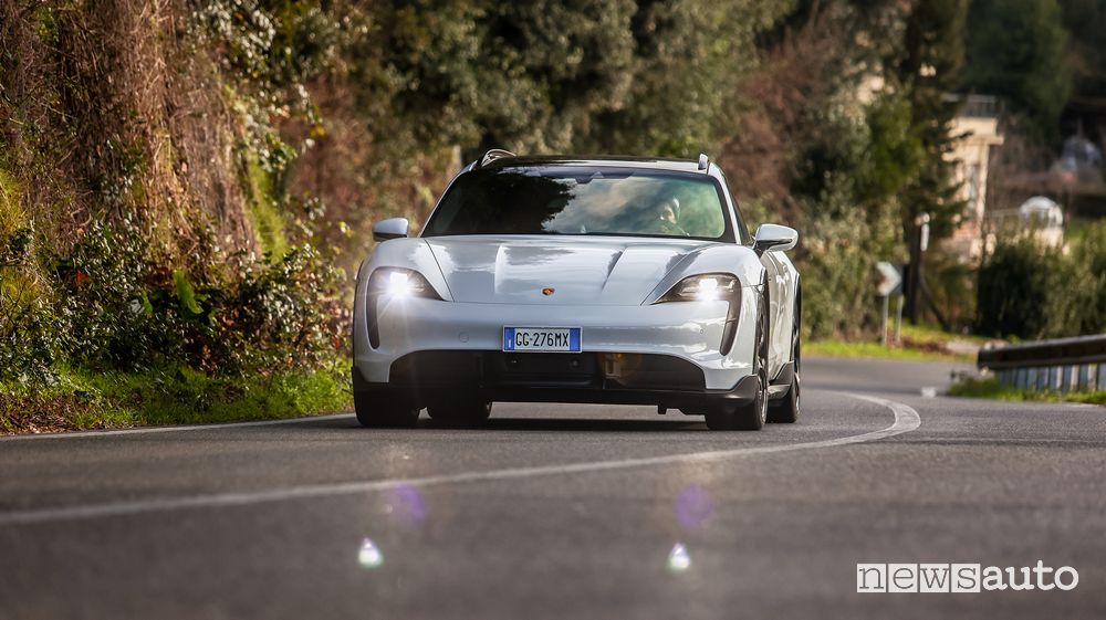 Vista anteriore Porsche Taycan S Cross Turismo prova su strada