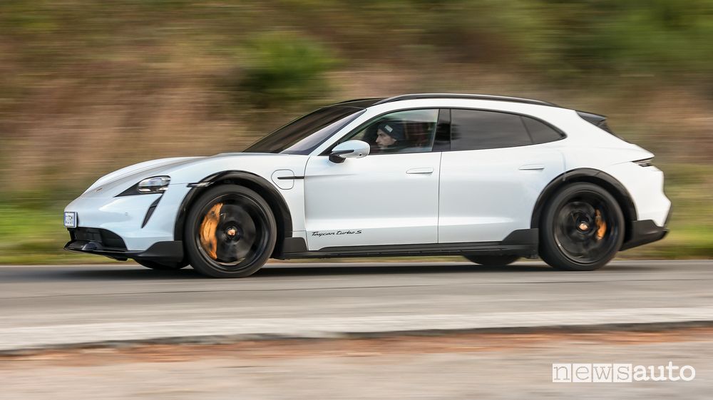 Vista laterale Porsche Taycan S Cross Turismo prova su strada