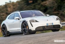 Vista di profilo Porsche Taycan S Cross Turismo prova su strada