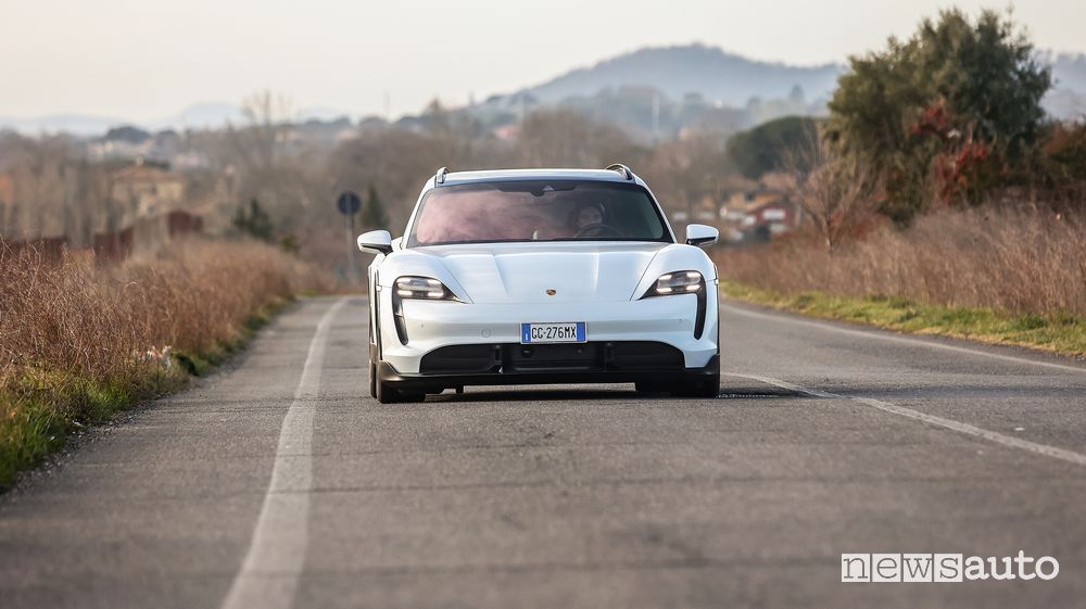 Vista anteriore Porsche Taycan S Cross Turismo prova su strada