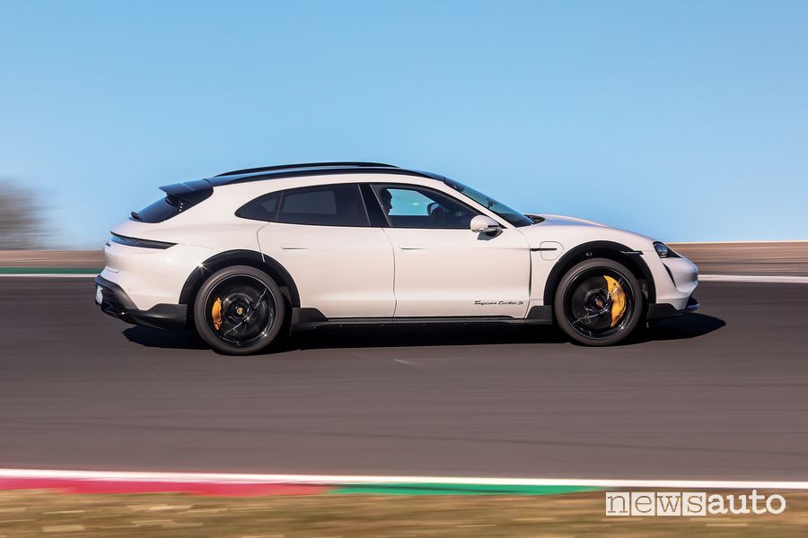 Vista laterale Porsche Taycan S Cross Turismo prova in pista a Vallelunga