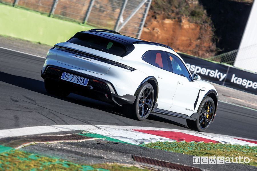 Vista posteriore Porsche Taycan S Cross Turismo prova in pista a Vallelunga