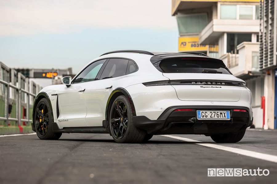 Vista posteriore Porsche Taycan S Cross Turismo