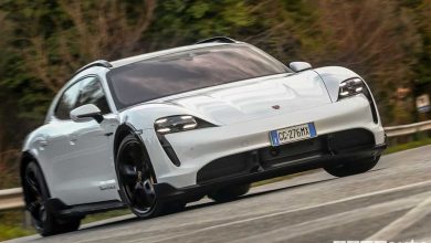 porsche tyacan turbo s cross turismo in pista