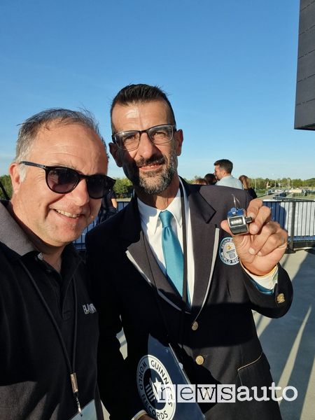 A DX Marco Frigatti giudice ufficiale del Guinness World Records a SX il direttore responsabile di Newsauto.it Giovanni Mancini