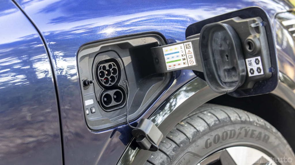 La presa per la ricarica elettrica in AC e DC della Mégane E-Tech è situata sul lato destro