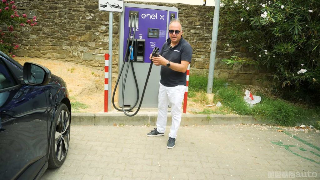 Una colonnina “Fast” di Enel X per ricariche fino a 50 kW in DC e 43 kW in AC