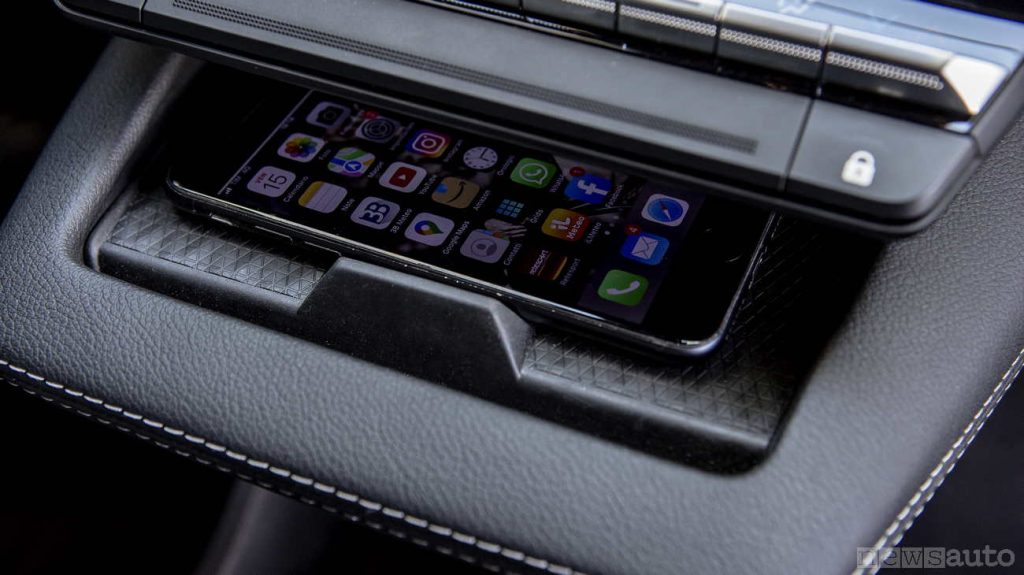 Alloggiamento per la ricarica wireless dello smartphone