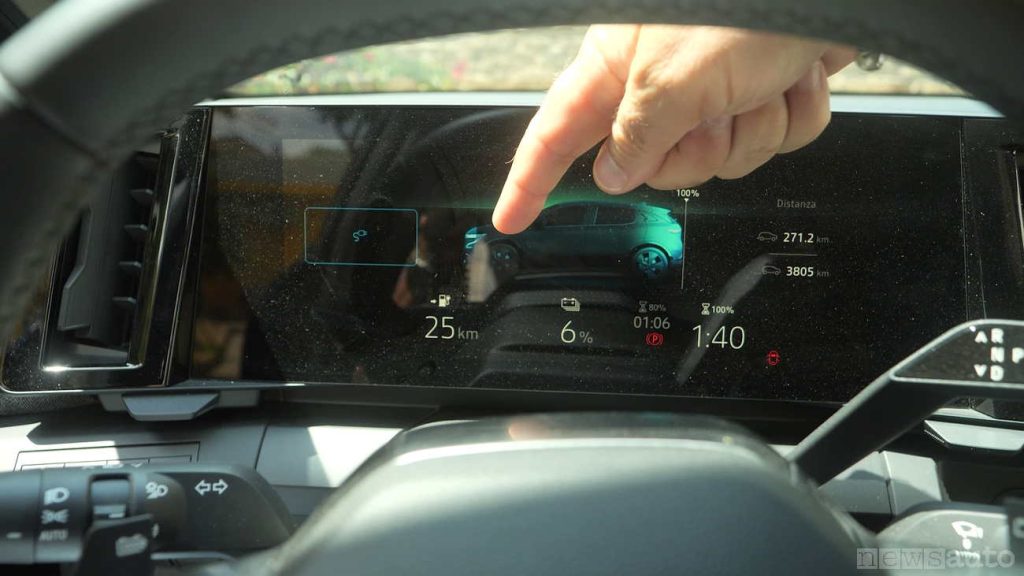 Il display indica l'autonomia residua con la batteria al 6% per la Megane E-Tech