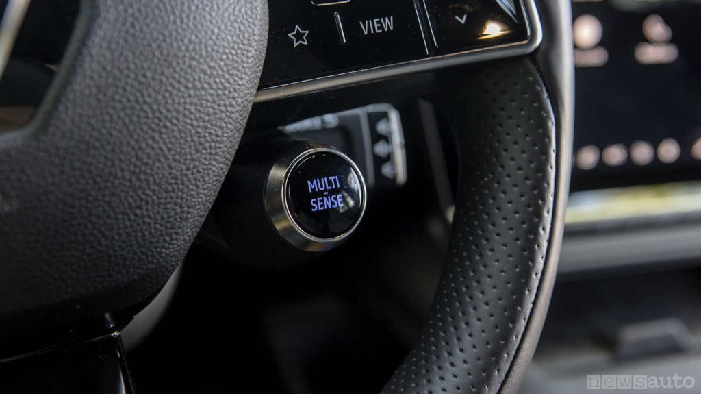 Pulsante "multisense" posto sulla razza destra del volante da cui si seleziona la 4 modalità di guida