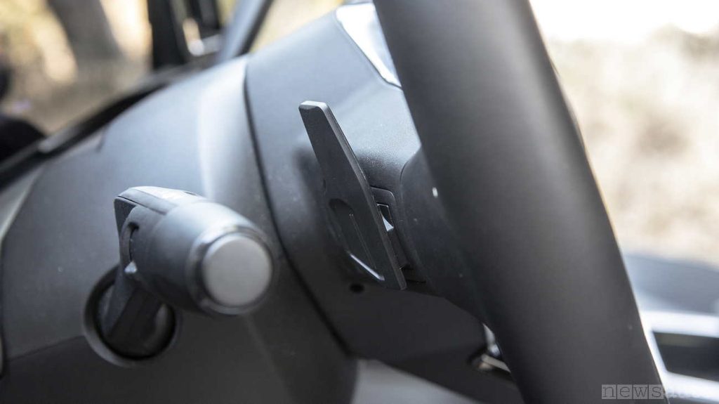 Le palette sul volante per gestire la frenata rigenerativa della Megane E-Tech in prova