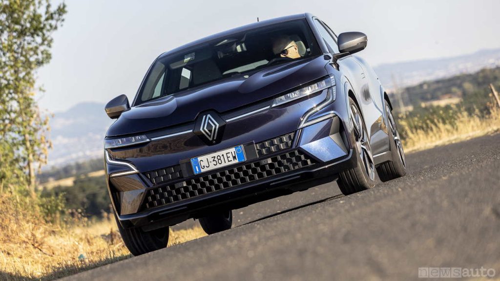 Sulla Mégane E-tech è notevole il piacere di guida in modalità elettrica, una guida silenziosa.  
