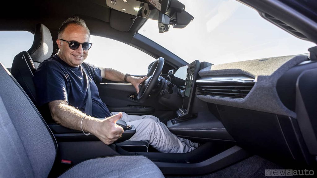 L'abitacolo della Mégane E-Tech è ben fatto e decisamente confortevole
