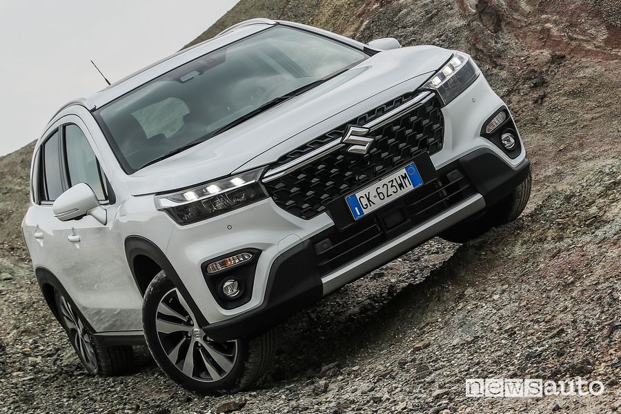 Vista di profilo Suzuki S-Cross Hybrid 1.5 140 Volt sullo sterrato