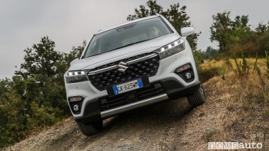 Vista frontale Suzuki S-Cross Hybrid 1.5 140 Volt sullo sterrato