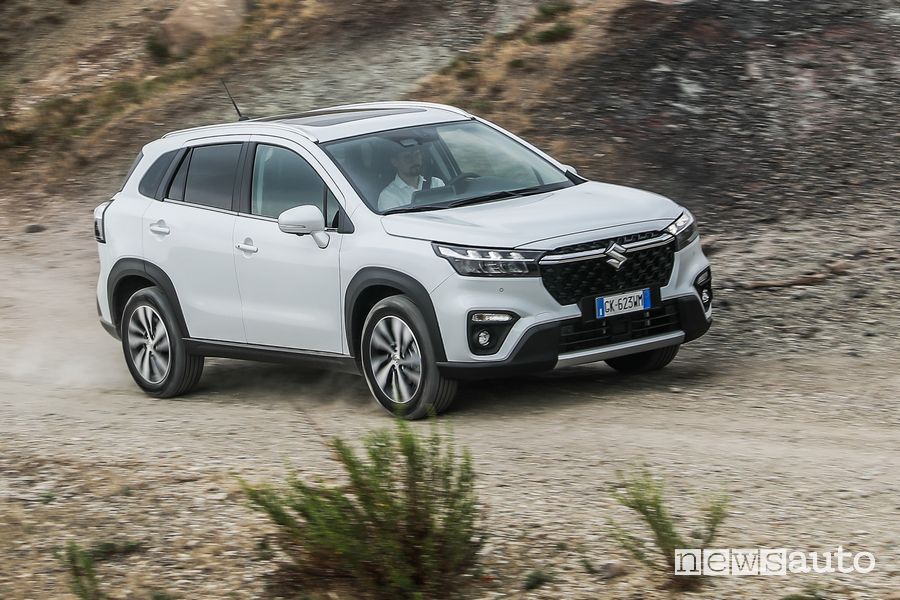 Vista di profilo Suzuki S-Cross Hybrid 1.5 140 Volt sullo sterrato