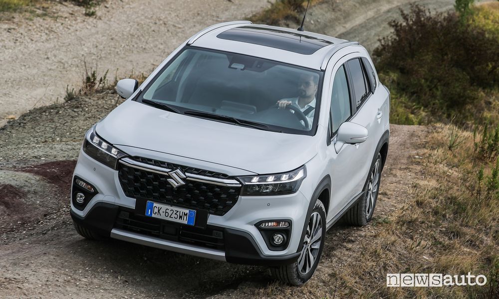 Vista di profilo Suzuki S-Cross Hybrid 1.5 140 Volt sullo sterrato