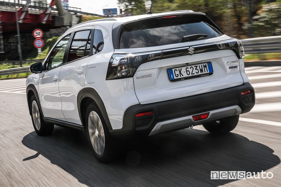Vista posteriore Suzuki S-Cross Hybrid 1.5 140 Volt su strada
