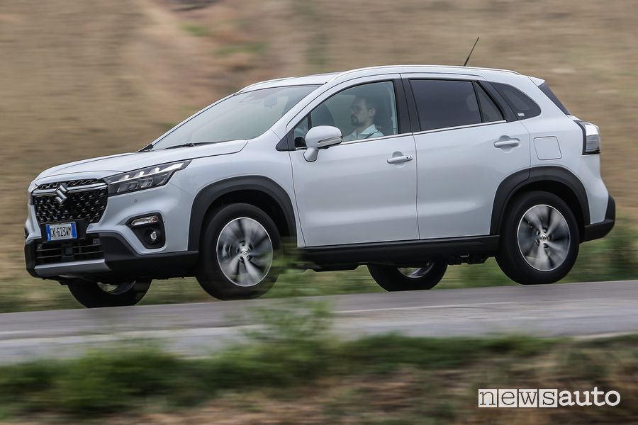 Vista laterale Suzuki S-Cross Hybrid 1.5 140 Volt su strada