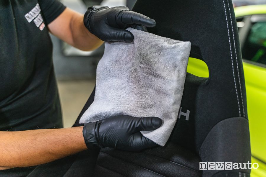 Come pulire i sedili con Alcantara Cleaner