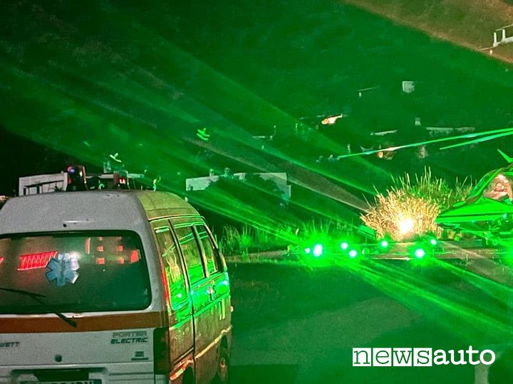 L'ambulanza in avaria con paziente a bordo nell'isola di Panarea