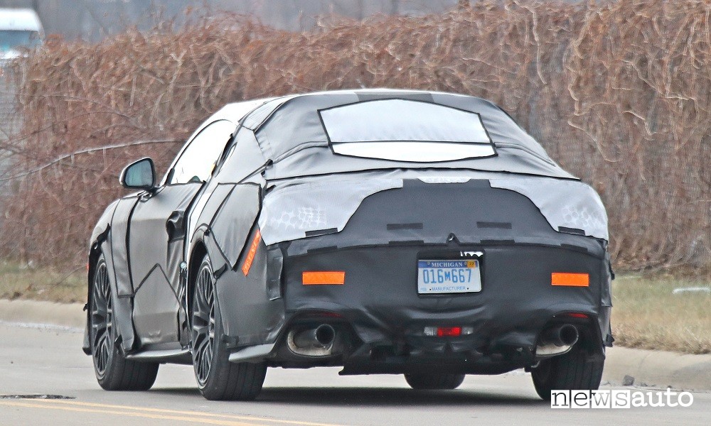 Vista posteriore della nuova Ford Mustang 2023 camuffata