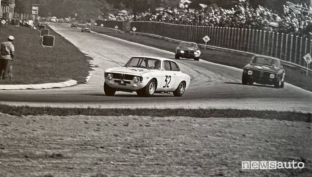 Alfa Romeo Giulia GTA in gara a Monza nel 1965